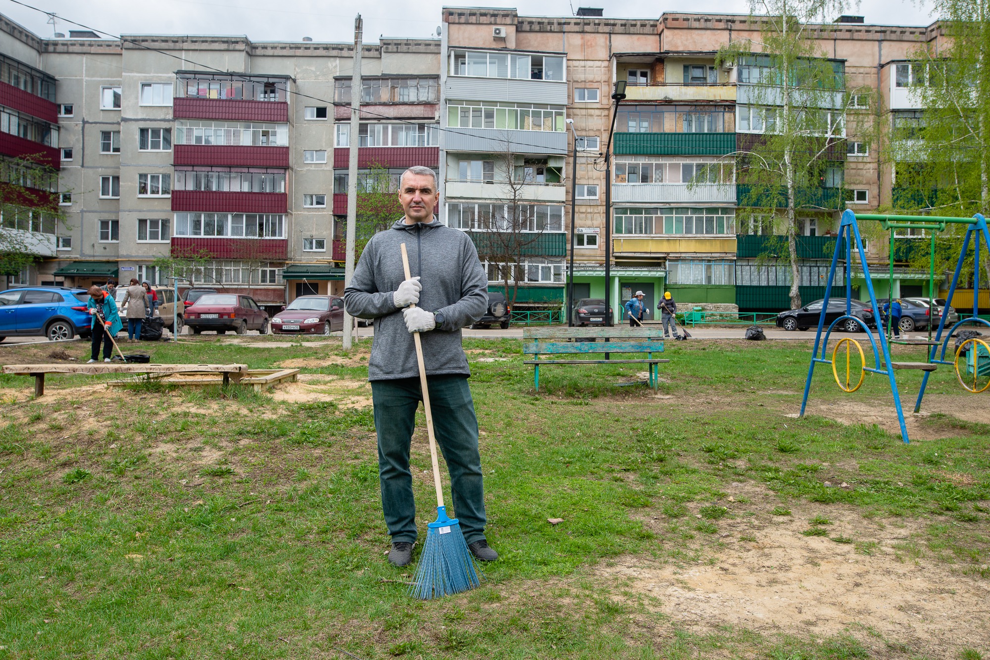 УК «Иверское» устроила субботник в микрорайоне Жуковского